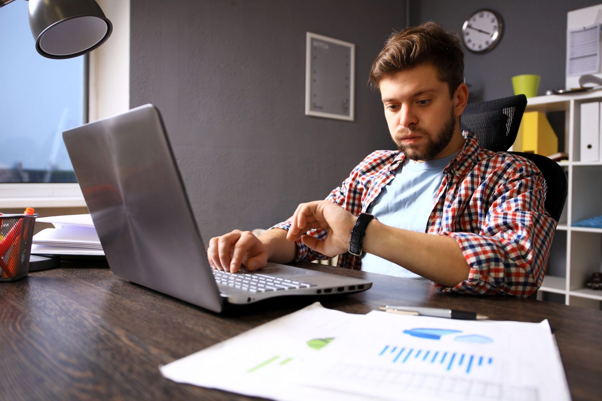 В целом работаем. Контроль времени в интернете. Buisness man looking on watch. Businessman waiting looking at watch. Man looking at Wristwatch.